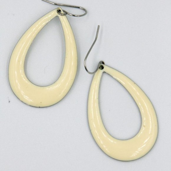 Cream Colored Oval Silver Necklace & Earring Set - Picture 2 of 5